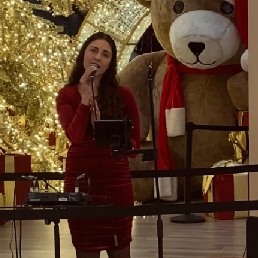 Christmas singer | NOA (Christmas singer)