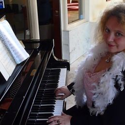Pianist Utrecht  (NL) Klassiek piano en allround pianist Eliza