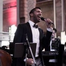 Richy Brown met band
