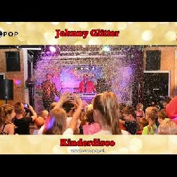 Zingen en dansen met Johnny Glitter