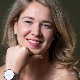 Presenter Rosanne de Wijs