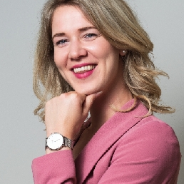 Presenter Rosanne de Wijs