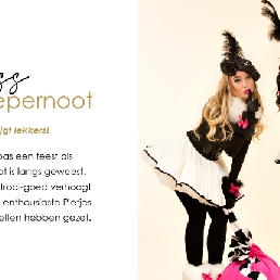 Miss Pepernoot -uitdeeldames Sinterklaas