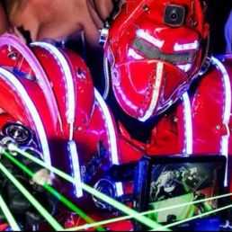 Rode led robot met LCD-scherm