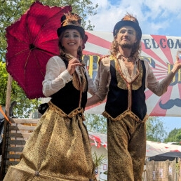 Golden Baroque - Stilt act