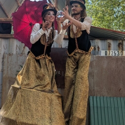 Golden Baroque - Stilt act