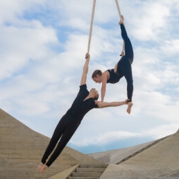 Acrobat Hamme  (Oost-Vlaanderen)(BE) Aerial acrobat duo - spectacle