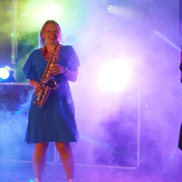 Saxofonist Rotterdam  (NL) Monique on Sax ter aanvulling van een DJ