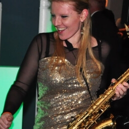 Saxofonist Rotterdam  (NL) Monique on Sax met Supreme Show