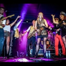 Monique on Sax met Allround DJ