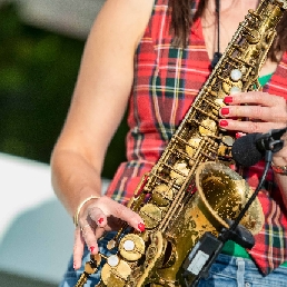 Saxofonist Zwolle  (NL) Saxofoniste 'Femme du Sax' bij de DJ