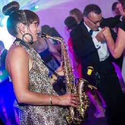 Saxofoniste 'Femme du Sax' bij de DJ