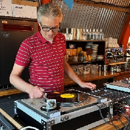 DJ Fernand plays VINYL exclusively
