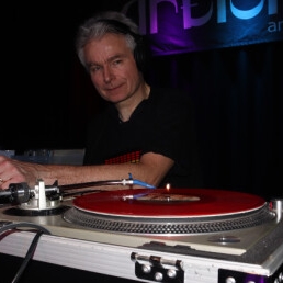DJ Fernand draait exclusief VINYL