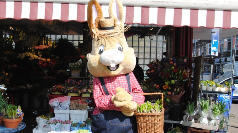 Paulus Easter Bunny and Tienus Gardener