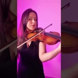 Violinist Eleonora: Live - Looping