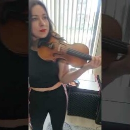 Violinist Eleonora: Live - Looping