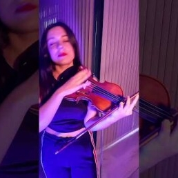 Violinist Eleonora: Live - Looping