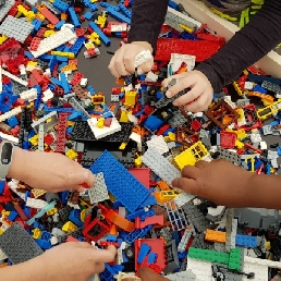 Building with lego bricks XL