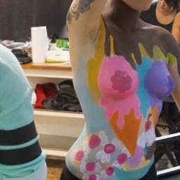 Bodypaint a Nude Model