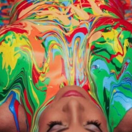 Bodypaint a Nude Model