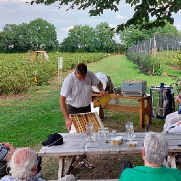 Speaker Emmen  (NL) Arjan: About the bees and the flowers