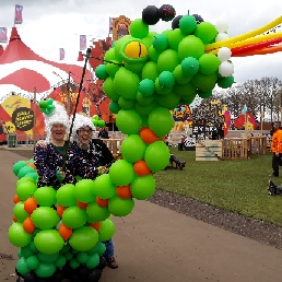 Rondlopend 'kostuum' van ballonnen