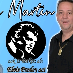 Zanger Tony Martin, ook als Elvis act