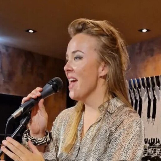 Singer (female) Noordwijk  (Zuid Holland)(NL) 