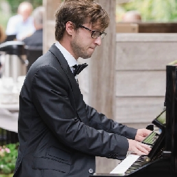 David Bracke - Pianist with Piano