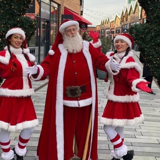 Kids show Oosterhout  (Gelderland)(NL) Santa with two Christmas girls for hire