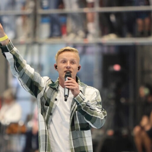 Singer (male) 't Veld  (NL) 