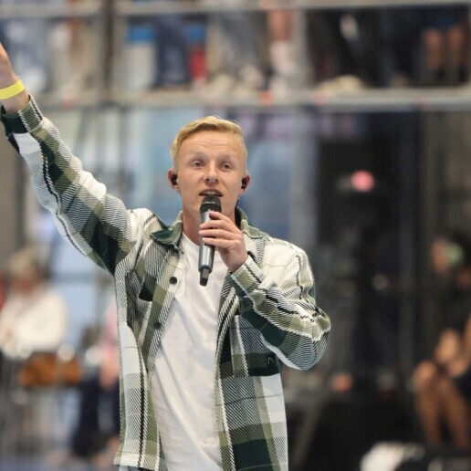 Singer (male) 't Veld  (NL) 