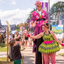 Puppeteer on stilts