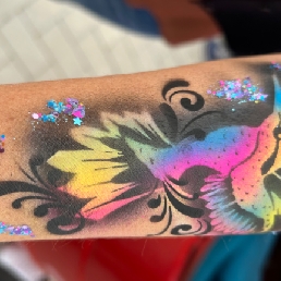 Glitter tattoo artist / airbrush artist