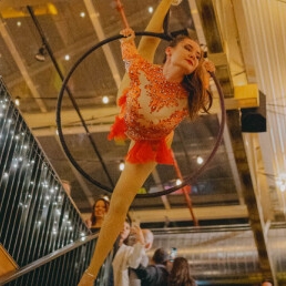 Acrobat Leiden  (NL) Aerial hoop - een vliegende circus show