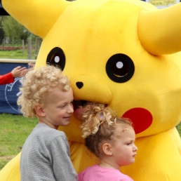 Karakter/Verkleed Beesd  (NL) Flitsende Pikachu - Pikachu mascotte