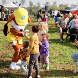 Karakter/Verkleed Beesd  (NL) Paw Patrol mascotte Rubble - loopact