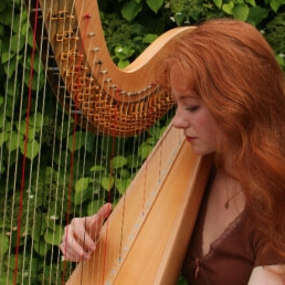 Harpist and singer Inge Louisa