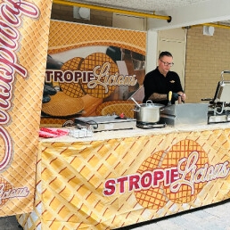 Food truck Almere  (NL) Freshly baked syrup waffles on location