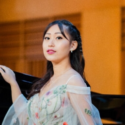 Soprano | Iva Khuang (Opera & Art Song)