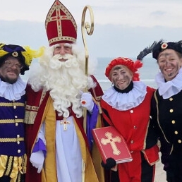 Sinterklaas en zijn pieten opbezoek