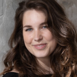 Presentator Vught  (NL) Dagvoorzitter Eline van der Schaar