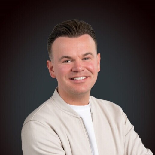 Singer (male) Hedel  (NL) 