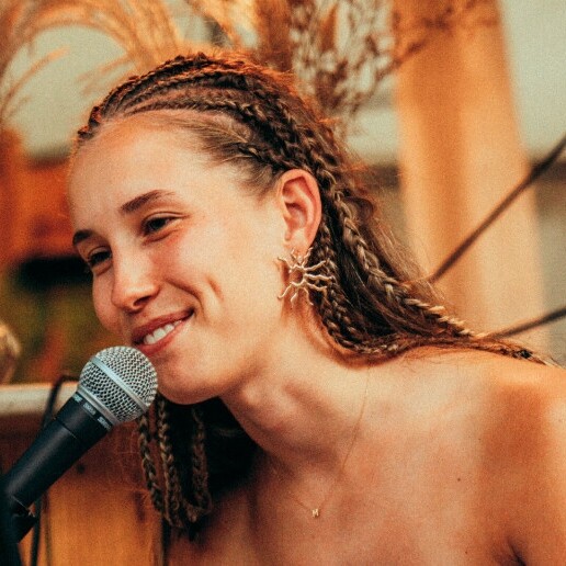 Singer (female) Noordwolde  (Friesland)(NL) 