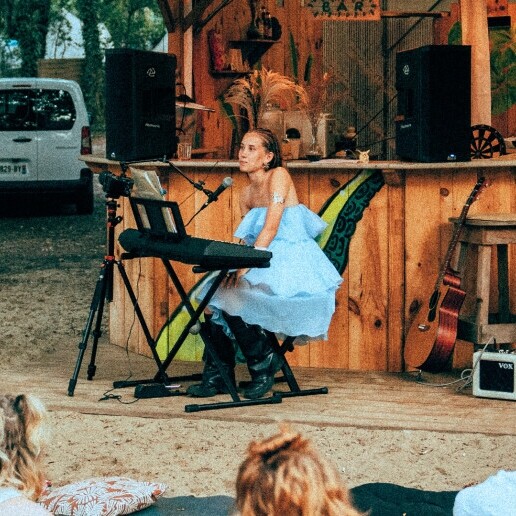 Singer (female) Noordwolde  (Friesland)(NL) 