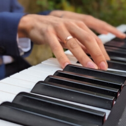 The pianoman, musical mood maker.