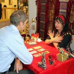 Soothsayer Samiera, laying tarot cards