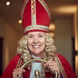 Vrouwelijke Sinterklaas; Sandraklaas