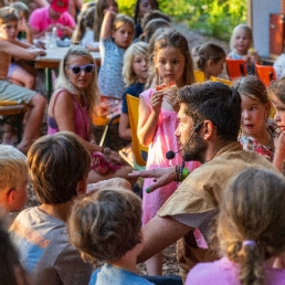 Poppenshow: Hennie en de Magische Kist